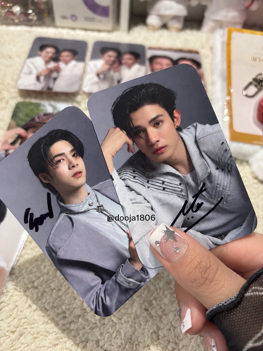 dooja1806's tweet photo. Para una persona que está del otro lado del mundo, sabemos que es muy difícil conseguir merch y sobre todo firmado, así que mi corazón se siente aliviado de saber que tengo un pedacito de mis niños conmigo 🥺🖤🥕
#netjj #ภพเธอณNetflix #ภพเธอTheSeries https://t.co/VVRchBDDLW