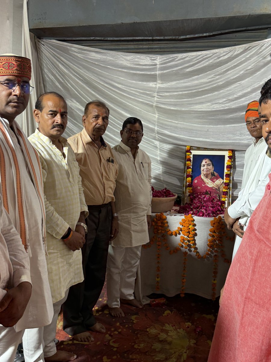 Xsunilsingh0077's tweet photo. कल दिनांक १३ सितंबर २०२६ को नगर पंचायत हैदरगढ़ निवासी वरिष्ठ भाजपा नेता श्री वेदप्रकाश बाजपेयी जी की धर्मपत्नी के असामयिक निधन पर उनकी पुण्यात्मा की शांति हेतु आयोजित त्रयोदशी संस्कार के कार्यक्रम में प्रदेश महामंत्री भाजपा श्री @upendrasinghMP जी, व्यापारी नेता श्री राजकुमार अग्रवाल जी, वरिष्ठ भाजपा नेता श्री प्रेमनारायण दीक्षित “पप्पू दीक्षित” जी, श्री एचके शुक्ला जी, श्री रामप्रकाश वैश्य जी, पूर्व चेयरमैन प्रतिनिधि श्री पंकज दीक्षित जी, प्रधान बेलहरी श्री अजय प्रताप सिंह चौहान जी, भाजपा अनुसूचित मोर्चा के जिला उपाध्यक्ष श्री अतुल सिंह रावत जी, वरिष्ठ पत्रकार श्री कृष्ण कुमार द्विवेदी राजू भैया, जिला मंत्री श्री कृष्ण कुमार सिंह मुन्नू जी, श्री सोनू बाजपेयी जी सहित सभी साथियों के साथ सम्मिलित होकर श्रद्धांजलि अर्पित किया व शोकाकुल परिवार के प्रति संवेदना व्यक्त की।