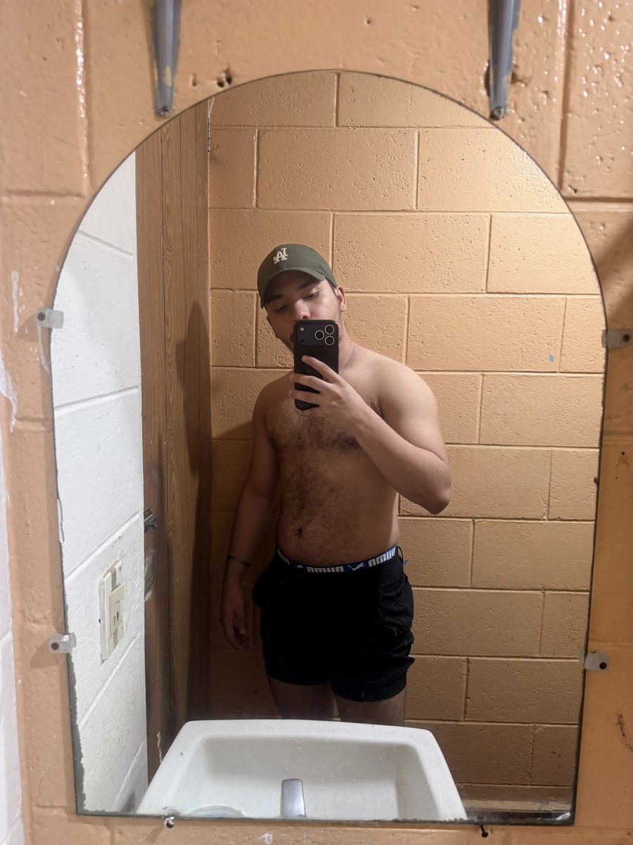 ochoadavids's tweet photo. Trying to do my best. 💪🏼 #workout #salvadorean #doingmybest https://t.co/jLo5iILnMo
