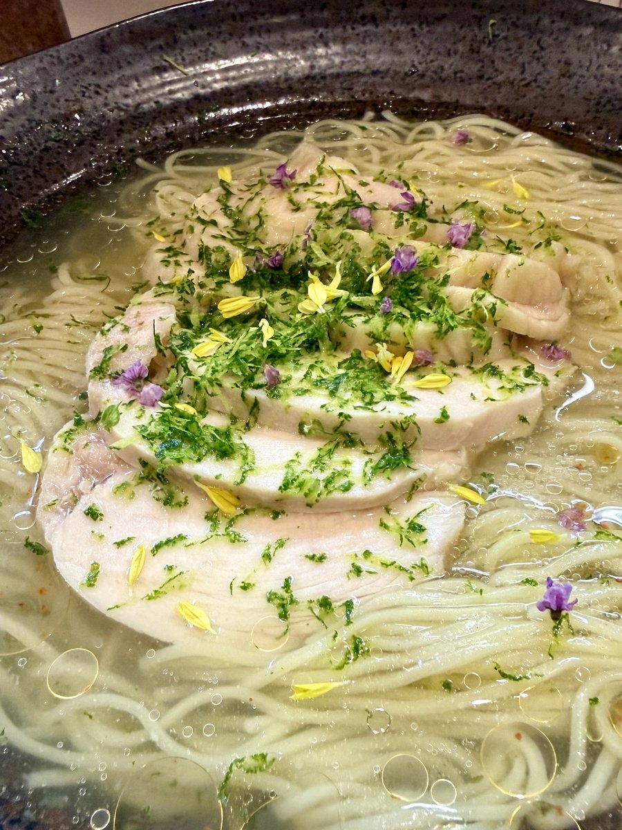 hitosaikan's tweet photo. 🟢すだち残り少なめだそうです。お急ぎください😁

#らーめん彩哲 🥢
#isato 👩🏻‍🦰
#鶏すだち 並180g🟢1300円
#吹田駅 🚃🚃

#大阪グルメ  #大阪ラーメン #大阪デート #大阪ランチ #大阪ディナー #吹田ラーメン  #関西グルメ #関西ラーメン #ラーメン #中華そば #ラーメン大好き #ラーメン食べ歩き https://t.co/nKG0uCyHN5