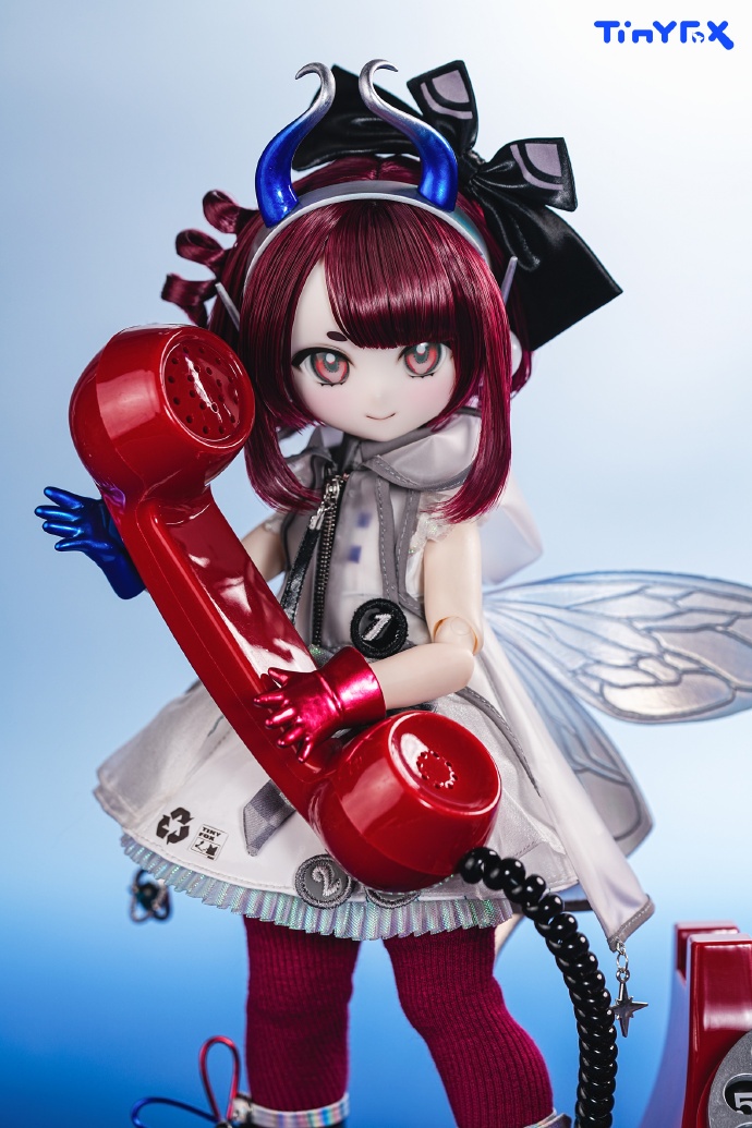legenddollshop's tweet photo. TinyFox #新作予告 📞☎️
1/6 天使体【宇宙弧音-阿斐里恩】
「よければそのまま“電話神”と呼んでくれても構わないよ。君の悩みを聞かせてくれ。」
どこにいても、望むならきっと、“つながる”ことができる——アフェリオンの電話に。
一方的に話を聞くだけの存在というより、アフェリオンはむしろ宇宙の接続者だ。もしかしたら、何気ない瞬間に彼との通話が成立しているかもしれない。誰にも打ち明けられないときに、ふと誰かの気遣いを受け取るかもしれない。あるいは、突然家に帰りたくなるかもしれない。すべては君自身の意志と選択であり、アフェリオンは何も干渉しない。けれど、ほんの少しの助けなら、喜んで差し出してくれるだろう。電波が都市の上空で出会うように、人と人もまた、きっと再び出会える。
「また会えますように。」
#mjd #legenddoll #ドール #新作情報