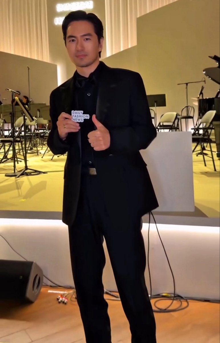 forjinuk0916's tweet photo. “Just under two meters.” 😂🖤
And casually showing us how an RRL Western-style tuxedo should be worn.
🎥 Source: @dailyfashion_news
English subtitles & translation by me.
#LeeJinWook #이진욱 #Jinuk #RRL #FriezeSeoul https://t.co/ocUFmYVVIY