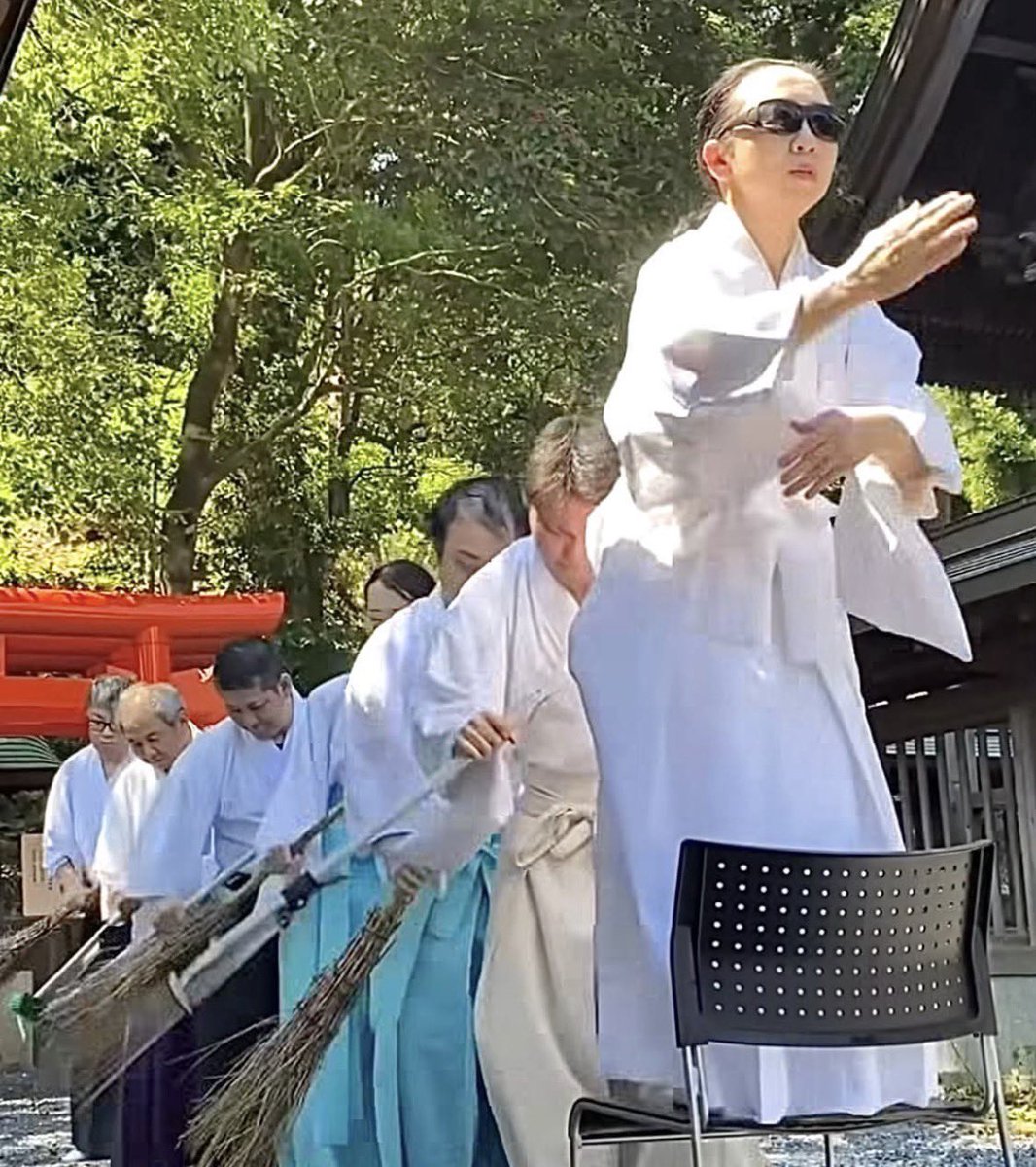 shota201907's tweet photo. 知らなかったんだけど、、

これ、筑前黒崎岡田宮の神職が
こんな踊りをされてるらしい。

神社の品格駄々下がりだし
誰得って感じがする

またモラルのない外国人かな
と思ったのは私だけ？ https://t.co/jQPLUk4k6P