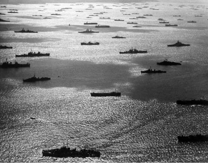 SgmNaval's tweet photo. ¿Qué tan grande era la armada de EEUU para el final de la Segunda Guerra Mundial?

En total llegó a tener 23 Acorazados, 103 portaaviones, 59 cruceros, 425 destructores, 400 destructores de escolta, 237 submarinos y más de 37.000 aviones. La US Navy llegó a tener 61.045 buques https://t.co/HTkypl44Si
