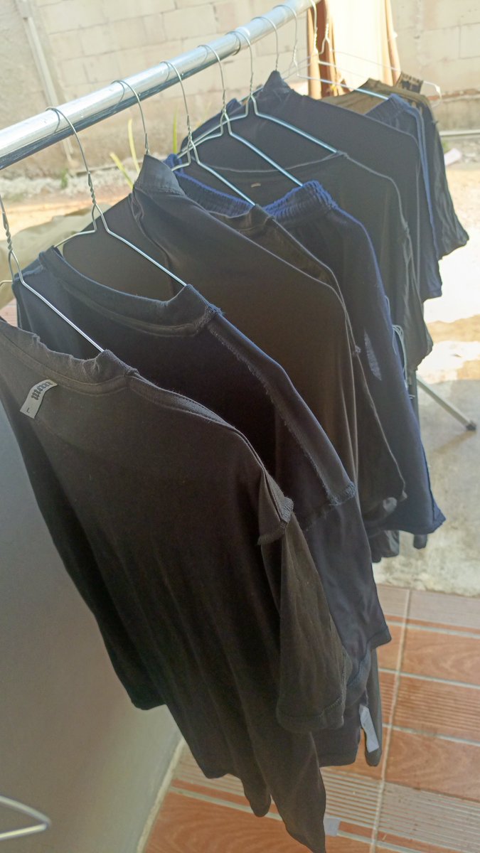 Penggunasony's tweet photo. Kelar dah cucian yang item navy item navy itu 😂🤣 maklum lakik bini sukanya warna beginian, jadi jemurannya gelap 🤭 https://t.co/fbBpBh3viy