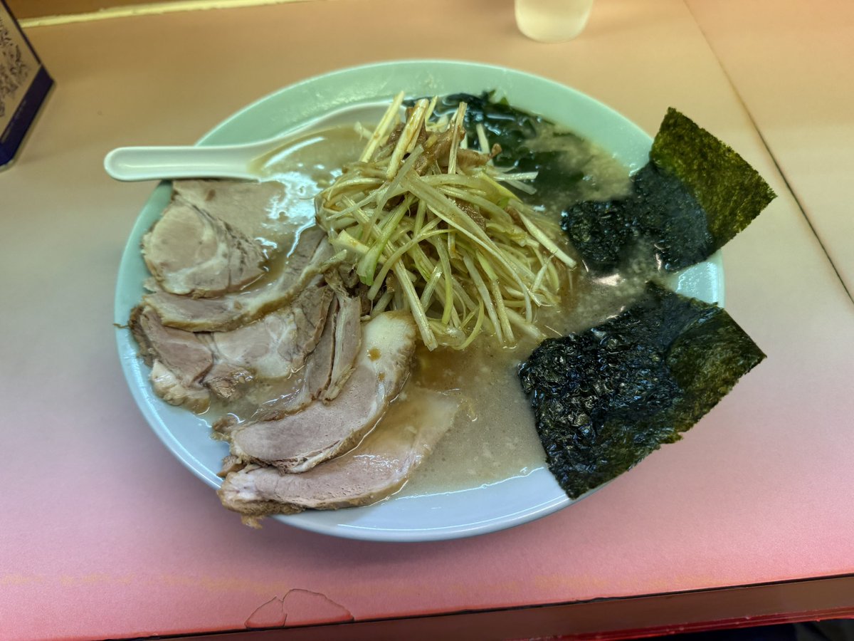 obakuwa's tweet photo. 今日の朝ごはんはラーメンショップです♪
初の店です😆なのでネギチャーシューメンを並でオーダー！背脂少なめでラーショではあっさり気味かな。塩化もいい感じで
美味かったですね👍また食おう😋
#ラーメン #ラーメンショップ  #ネギチャーシューメン #朝定食
#新奥多摩街道店 https://t.co/HD4GEo1LoD