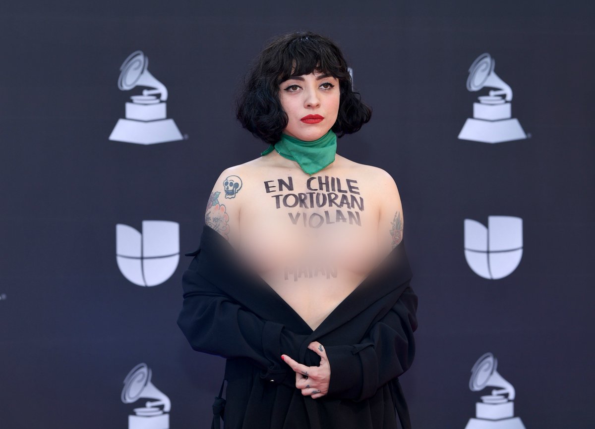Joelalcazar's tweet photo. - Pasó lo mismo con "Mon Laferte", mucho supuesto feminismo, diversidad, poliamor y abortos para las pobres enajenadas que la siguen pero para ella: una familia "blanca, tradicional heteronormativa".

- Divulgan y promueven ideas tan malas que ni ellos mismos los aplican en sus vidas...