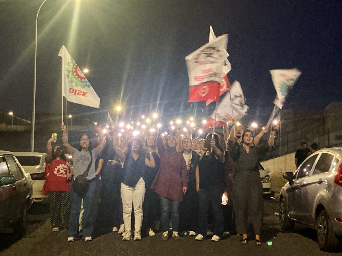 dip_org_tr's tweet photo. 📍İzmir-Aliağa

🔥Smart Solar işçilerinin yaktığı çoban ateşi geceyi aydınlatıyor! Gebze’den sonra Aliağa Smart Solar işçileri de işçi sınıfına örnek olacak bir mücadele örneği sergiliyor. 

🔴Hem fabrikanın içindeki hem kapının önündeki Smart Solar işçileri, hep birlikte Ekim 2025’te başlayan ve zaferle biten Gebze Smart Solar işçilerinin grevini anlatan belgeseli izlediler. 

‼️İşçiler patronun haksız ve işçi düşmanı tutumuna karşı kararlı, atılan 7 arkadaşları  işe alınana kadar üretime başlamayacaklar.  @enerjisen @BirlesikMetal 

📢Smart Solar işçisi direnişin simgesi!
📢Atılan işçiler geri alınsın!
📢İşgal, grev, direniş!