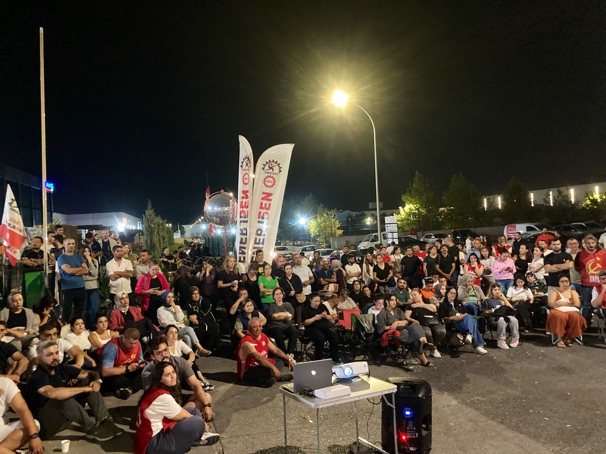 dip_org_tr's tweet photo. 📍İzmir-Aliağa

🔥Smart Solar işçilerinin yaktığı çoban ateşi geceyi aydınlatıyor! Gebze’den sonra Aliağa Smart Solar işçileri de işçi sınıfına örnek olacak bir mücadele örneği sergiliyor. 

🔴Hem fabrikanın içindeki hem kapının önündeki Smart Solar işçileri, hep birlikte Ekim 2025’te başlayan ve zaferle biten Gebze Smart Solar işçilerinin grevini anlatan belgeseli izlediler. 

‼️İşçiler patronun haksız ve işçi düşmanı tutumuna karşı kararlı, atılan 7 arkadaşları  işe alınana kadar üretime başlamayacaklar.  @enerjisen @BirlesikMetal 

📢Smart Solar işçisi direnişin simgesi!
📢Atılan işçiler geri alınsın!
📢İşgal, grev, direniş!