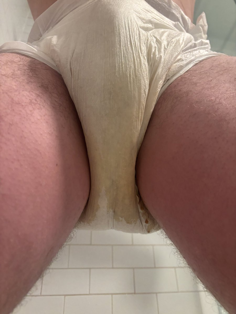 DiaperBoy06's tweet photo. The aftermath 😖 #diaper #messydiaper https://t.co/DaNBjhBvyT