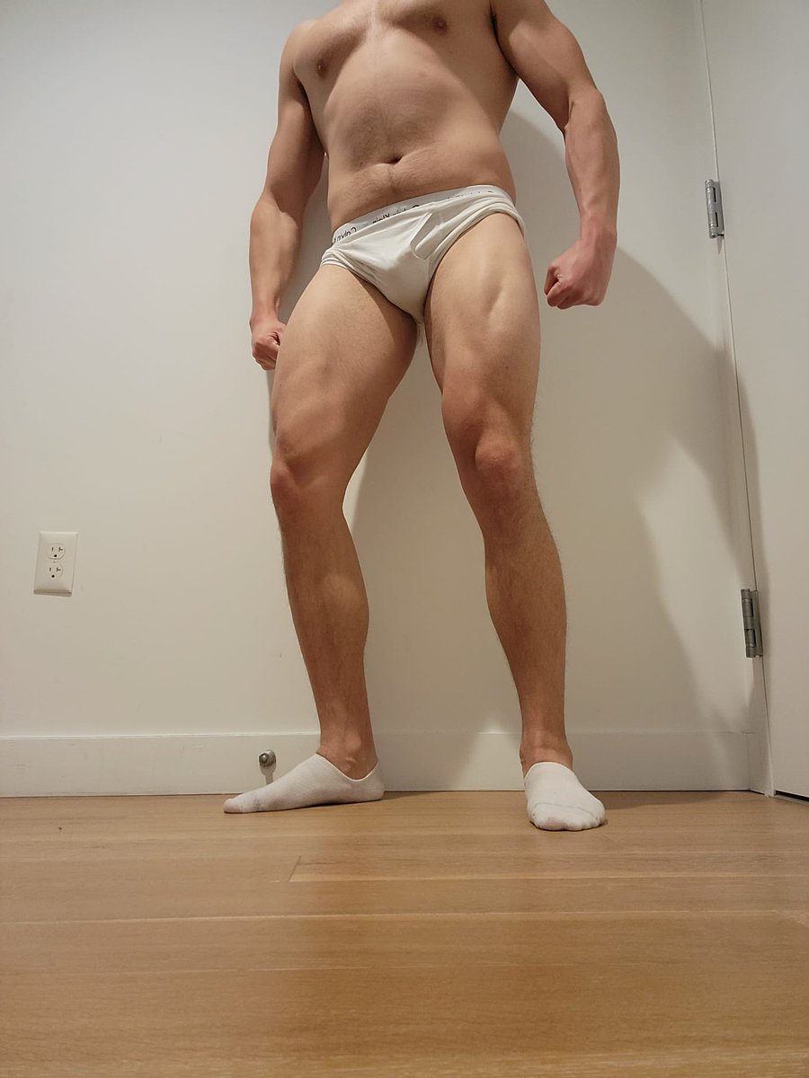 Mybrossocks's tweet photo. Waiting for you to get on your knees like a good boy. 
Who's going to send a cash tribute to my cashapp? #findom #socks #menssocks #muscles #muscleworship https://t.co/oc1mpVInn3