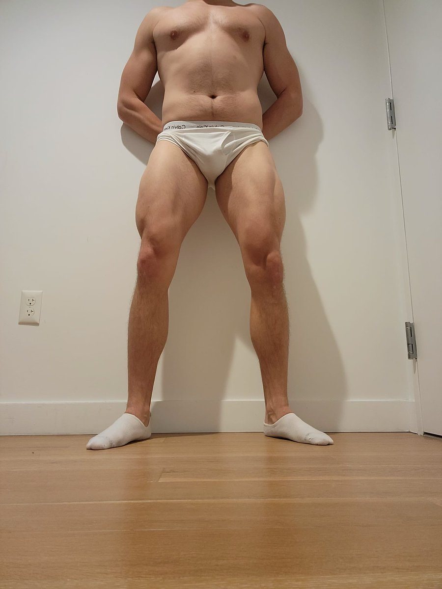Mybrossocks's tweet photo. Waiting for you to get on your knees like a good boy. 
Who's going to send a cash tribute to my cashapp? #findom #socks #menssocks #muscles #muscleworship https://t.co/oc1mpVInn3