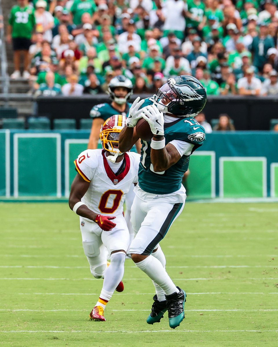 Eagles's tweet photo. Longest catch of Tay Wicks' career comes in his Eagles debut 😏 https://t.co/MqDdcGnaDk