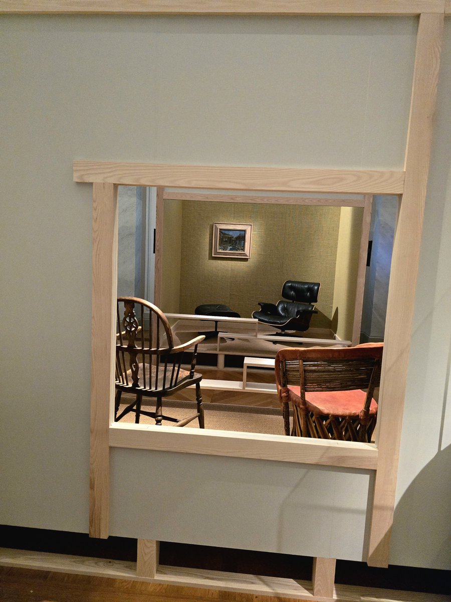 MolesSilvia's tweet photo. Y mientras tanto, el Museo Nacional de Estocolmo... y su amor por las sillas #Stockholm #ikea https://t.co/s8NBWvl4me