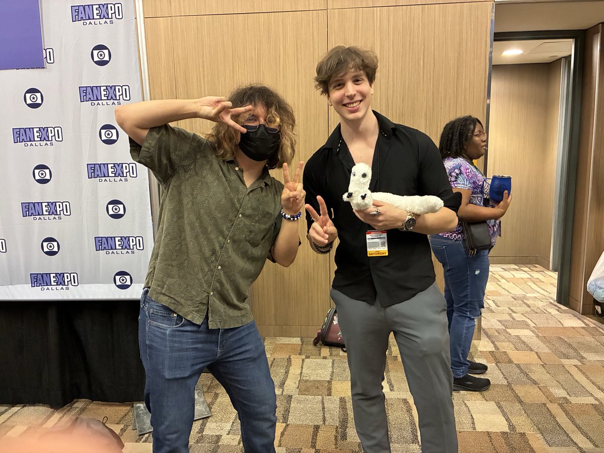 VoxCrowe's tweet photo. IT WAS SO NICE MEETING @TunnelVa AT FANEXPO YESTERDAY!! he’s so unbelievably kind and I could genuinely feel how passionate he is about the work he does. What an honor :) https://t.co/3jKb4d58ZW