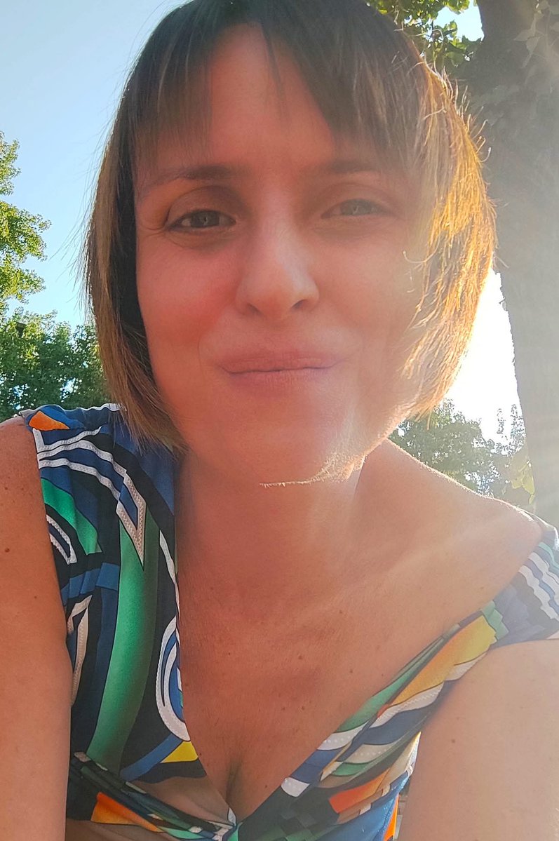 Atlantideale's tweet photo. Mi importa davvero poco dei filtri e delle pose.

Per me le fotografie sono viaggi dentro momenti che ho voluto fermare.

Mi importa altrettanto poco che sia una foto di ieri o di un anno fa.

Benedetta voglia di sorridere...se ogni scatto sa raccontarla.

Ancora... https://t.co/ppMsQ04gv9