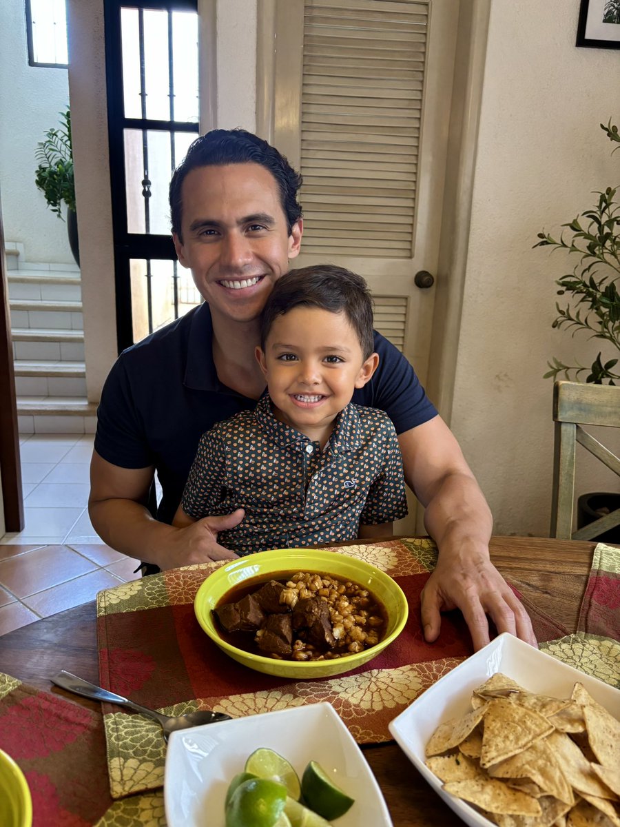 AlvaroCetina's tweet photo. ¿Qué NO puede faltar en un buen pozole? 🤔🇲🇽

Primer pozole del mes y mejor acompañado, imposible: con Santi. 😁

Los leo… https://t.co/7A0qN8tTiJ