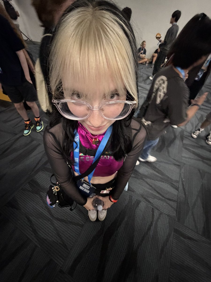 bussymizuki's tweet photo. THANK YOU ASPEN 😭😭😭😭😭😭😭😭😭😭😭😭😭😭😭😭😭😭😭  bussymizuki meets the goat https://t.co/LFbL1SfC94