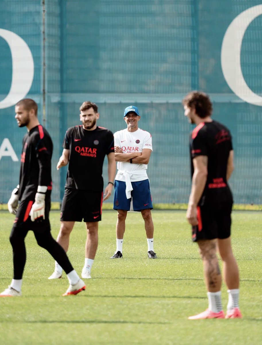 MegaPSG_'s tweet photo. 🎙️Luis Enrique 🇪🇸: 

« Ça a été difficile pour les 3 attaquants, mais je ne veux pas parler spécifiquement d’un joueur.

Pour une équipe comme la notre il faut avoir beaucoup de possibilités, ça sera difficile d’être titulaire toute la saison. » https://t.co/UYZTs3Mw1l