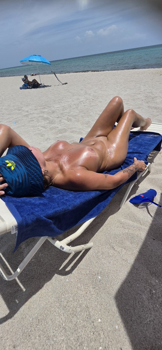 HotCoupleBuc's tweet photo. Vamos a la playa?...Estamos de regreso!!! 🔥😈 https://t.co/8fdVe5p7kr