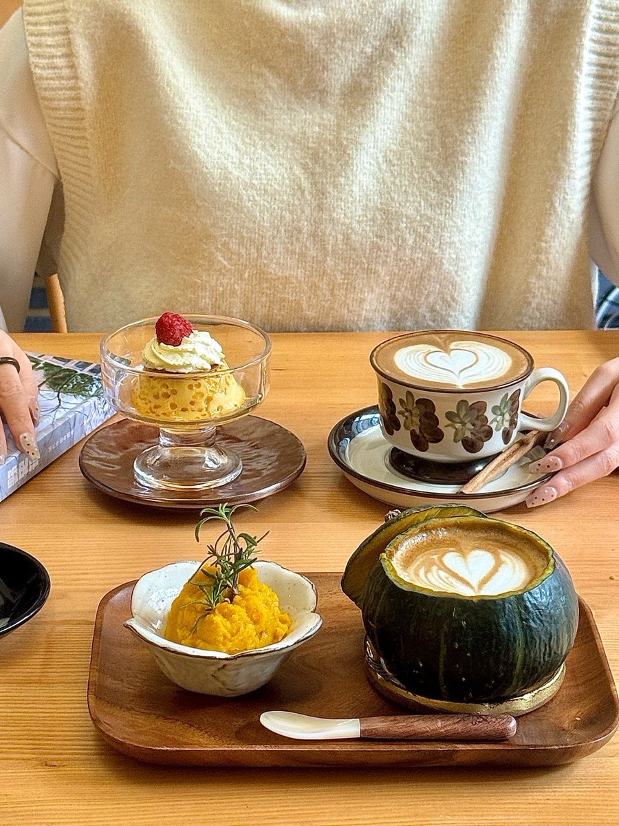 agustinamarqu13's tweet photo. Today’s the autumn equinox—enjoy the perfect balance of light and dark, and a slice of pumpkin spice joy! https://t.co/Gp4injqXMP