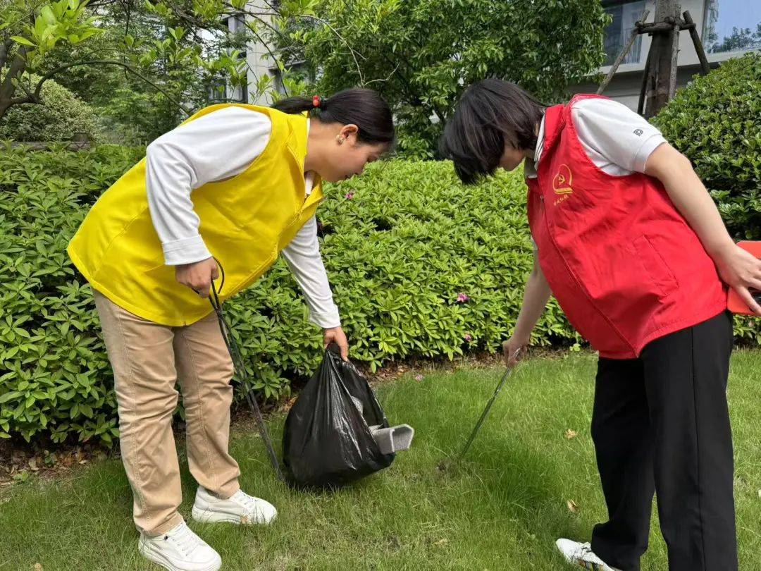 CarinKoslo6xlc's tweet photo. Join our neighborhood park cleanup this Sat (9am-12pm)! Bring gloves u0026 snacks—let’s spruce up our community space together! https://t.co/HOJh5XPjBK