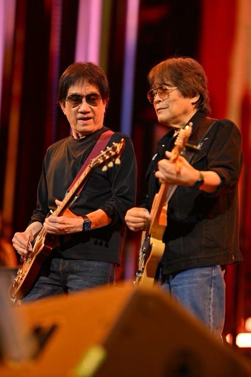 ManoodTing_TH's tweet photo. สมศักดิ์ศรีตำนานร็อกไทย! “อัสนี–วสันต์” 
ปิดฉาก FAREWELL CONCERT อย่างยิ่งใหญ่ ส่งท้ายเส้นทางดนตรีกว่า 4 ทศวรรษ 💛

ปิดฉากลงอย่างงดงามและเต็มไปด้วยความประทับใจ สำหรับ FAREWELL CONCERT อัสนีและวสันต์ “อยากจะย้ำชัด ๆ ครั้งสุดท้าย . .” โดย หนีกรุง คอนเน็ค คอนเสิร์ตอำลาครั้งสำคัญของสองศิลปินระดับตำนาน “ป้อม–อัสนี โชติกุล” และ “โต๊ะ–วสันต์ โชติกุล” ซึ่งจัดขึ้น ณ อิมแพ็ค อารีน่า เมืองทองธานี ท่ามกลางแฟนเพลงที่เดินทางมาร่วมบันทึกหน้าประวัติศาสตร์ และส่งเสียงร้องเพลงไปด้วยกันอย่างอบอุ่นตลอดทุกรอบการแสดง

ตลอดเส้นทางดนตรีกว่า 4 ทศวรรษ อัสนี–วสันต์ได้สร้างสรรค์บทเพลงที่ผูกพันกับชีวิตและความทรงจำของผู้คนหลากหลายรุ่น ในคอนเสิร์ตครั้งนี้ บทเพลงเหล่านั้นถูกนำกลับมาถ่ายทอดอีกครั้งผ่านเสียงร้องอันเป็นเอกลักษณ์และไลน์กีตาร์ที่คุ้นเคย อาทิ บ้าหอบฟาง, ก็เคยสัญญา, เธอปันใจ, รักเธอเสมอ, คงเดิม, กุ้มใจ, บังอรเอาแต่นอน, ลงเอย และอยากได้ยินว่ารักกัน ซึ่งแฟนเพลงต่างพร้อมใจกันร้องตามจนเสียงดังกระหึ่มทั่วทั้งฮอลล์

อีกหนึ่งความพิเศษของคอนเสิร์ต คือการรวมตัวของศิลปินรับเชิญต่างรุ่นที่มาร่วมเติมเต็มเรื่องราวและสร้างสีสันให้แต่ละรอบการแสดง เริ่มจาก นิ่ม สีฟ้า นักแต่งเพลงชื่อดังของไทย ผู้ร่วมถ่ายทอดบทเพลงด้วยเสียงร้องที่คุ้นเคย พร้อมด้วยศิลปินชื่อดังแห่งยุค 90 อย่าง อ้อม–สุนิสา สุขบุญสังข์, ป๊อด–ธนชัย อุชชิน และ แพท–สุธาสินี พุทธินันทน์

ขณะเดียวกัน ยังมีสองศิลปินรุ่นใหม่อย่าง เจฟ ซาเตอร์ และ อิ้งค์–วรันธร เปานิล ที่นำเอกลักษณ์และพลังทางดนตรีในแบบของตนเองมาร่วมเชื่อมโยงบทเพลงของอัสนี–วสันต์ให้เข้าถึงผู้ฟังข้ามรุ่น ก่อนปิดท้ายอย่างยิ่งใหญ่ในรอบสุดท้ายกับ หนุ่ย–อำพล ลำพูน ศิลปินร็อกระดับตำนาน ตู่–นันทิดา แก้วบัวสาย นักร้องหญิงเสียงคุณภาพ ซึ่งร่วมกันสร้างช่วงเวลาพิเศษและความทรงจำอันงดงามบนเวทีส่งท้ายครั้งนี้ ทุกช่วงของการแสดงเต็มไปด้วยความสนุกและความเป็นกันเองในแบบที่แฟนเพลงคุ้นเคย ทั้งเสียงกีตาร์อันทรงพลัง โดยเฉพาะในช่วงท้าย เมื่อแฟนเพลงทั่วทั้งฮอลล์ร่วมกันส่งเสียงร้องเพื่อบันทึกค่ำคืนสำคัญนี้ไว้ในความทรงจำ

FAREWELL CONCERT ครั้งนี้จึงไม่ใช่เพียงการปิดฉากการแสดงคอนเสิร์ต แต่เป็นการบอกเล่าถึงการเดินทางบนเส้นทางดนตรีของสองพี่น้องผู้สร้างบทเพลงที่เติบโตกับคนไทยมานานกว่า 40 ปี แม้เสียงดนตรีบนเวทีจะสิ้นสุดลง แต่บทเพลงของอัสนี–วสันต์จะยังคงเดินทางต่อไป และ FAREWELL CONCERT อัสนีและวสันต์ “อยากจะย้ำชัด ๆ ครั้งสุดท้าย . .” จะเป็นอีกหนึ่งเหตุการณ์สำคัญที่อยู่ในความทรงจำของแฟนเพลงตลอดไป

#อัสนีวสันต์ 
#FarewellConcertอัสนีวสันต์ 
#อยากจะย้ำชัดๆครั้งสุดท้าย