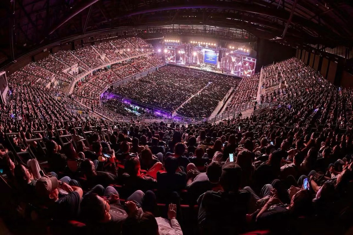 ManoodTing_TH's tweet photo. สมศักดิ์ศรีตำนานร็อกไทย! “อัสนี–วสันต์” 
ปิดฉาก FAREWELL CONCERT อย่างยิ่งใหญ่ ส่งท้ายเส้นทางดนตรีกว่า 4 ทศวรรษ 💛

ปิดฉากลงอย่างงดงามและเต็มไปด้วยความประทับใจ สำหรับ FAREWELL CONCERT อัสนีและวสันต์ “อยากจะย้ำชัด ๆ ครั้งสุดท้าย . .” โดย หนีกรุง คอนเน็ค คอนเสิร์ตอำลาครั้งสำคัญของสองศิลปินระดับตำนาน “ป้อม–อัสนี โชติกุล” และ “โต๊ะ–วสันต์ โชติกุล” ซึ่งจัดขึ้น ณ อิมแพ็ค อารีน่า เมืองทองธานี ท่ามกลางแฟนเพลงที่เดินทางมาร่วมบันทึกหน้าประวัติศาสตร์ และส่งเสียงร้องเพลงไปด้วยกันอย่างอบอุ่นตลอดทุกรอบการแสดง

ตลอดเส้นทางดนตรีกว่า 4 ทศวรรษ อัสนี–วสันต์ได้สร้างสรรค์บทเพลงที่ผูกพันกับชีวิตและความทรงจำของผู้คนหลากหลายรุ่น ในคอนเสิร์ตครั้งนี้ บทเพลงเหล่านั้นถูกนำกลับมาถ่ายทอดอีกครั้งผ่านเสียงร้องอันเป็นเอกลักษณ์และไลน์กีตาร์ที่คุ้นเคย อาทิ บ้าหอบฟาง, ก็เคยสัญญา, เธอปันใจ, รักเธอเสมอ, คงเดิม, กุ้มใจ, บังอรเอาแต่นอน, ลงเอย และอยากได้ยินว่ารักกัน ซึ่งแฟนเพลงต่างพร้อมใจกันร้องตามจนเสียงดังกระหึ่มทั่วทั้งฮอลล์

อีกหนึ่งความพิเศษของคอนเสิร์ต คือการรวมตัวของศิลปินรับเชิญต่างรุ่นที่มาร่วมเติมเต็มเรื่องราวและสร้างสีสันให้แต่ละรอบการแสดง เริ่มจาก นิ่ม สีฟ้า นักแต่งเพลงชื่อดังของไทย ผู้ร่วมถ่ายทอดบทเพลงด้วยเสียงร้องที่คุ้นเคย พร้อมด้วยศิลปินชื่อดังแห่งยุค 90 อย่าง อ้อม–สุนิสา สุขบุญสังข์, ป๊อด–ธนชัย อุชชิน และ แพท–สุธาสินี พุทธินันทน์

ขณะเดียวกัน ยังมีสองศิลปินรุ่นใหม่อย่าง เจฟ ซาเตอร์ และ อิ้งค์–วรันธร เปานิล ที่นำเอกลักษณ์และพลังทางดนตรีในแบบของตนเองมาร่วมเชื่อมโยงบทเพลงของอัสนี–วสันต์ให้เข้าถึงผู้ฟังข้ามรุ่น ก่อนปิดท้ายอย่างยิ่งใหญ่ในรอบสุดท้ายกับ หนุ่ย–อำพล ลำพูน ศิลปินร็อกระดับตำนาน ตู่–นันทิดา แก้วบัวสาย นักร้องหญิงเสียงคุณภาพ ซึ่งร่วมกันสร้างช่วงเวลาพิเศษและความทรงจำอันงดงามบนเวทีส่งท้ายครั้งนี้ ทุกช่วงของการแสดงเต็มไปด้วยความสนุกและความเป็นกันเองในแบบที่แฟนเพลงคุ้นเคย ทั้งเสียงกีตาร์อันทรงพลัง โดยเฉพาะในช่วงท้าย เมื่อแฟนเพลงทั่วทั้งฮอลล์ร่วมกันส่งเสียงร้องเพื่อบันทึกค่ำคืนสำคัญนี้ไว้ในความทรงจำ

FAREWELL CONCERT ครั้งนี้จึงไม่ใช่เพียงการปิดฉากการแสดงคอนเสิร์ต แต่เป็นการบอกเล่าถึงการเดินทางบนเส้นทางดนตรีของสองพี่น้องผู้สร้างบทเพลงที่เติบโตกับคนไทยมานานกว่า 40 ปี แม้เสียงดนตรีบนเวทีจะสิ้นสุดลง แต่บทเพลงของอัสนี–วสันต์จะยังคงเดินทางต่อไป และ FAREWELL CONCERT อัสนีและวสันต์ “อยากจะย้ำชัด ๆ ครั้งสุดท้าย . .” จะเป็นอีกหนึ่งเหตุการณ์สำคัญที่อยู่ในความทรงจำของแฟนเพลงตลอดไป

#อัสนีวสันต์ 
#FarewellConcertอัสนีวสันต์ 
#อยากจะย้ำชัดๆครั้งสุดท้าย