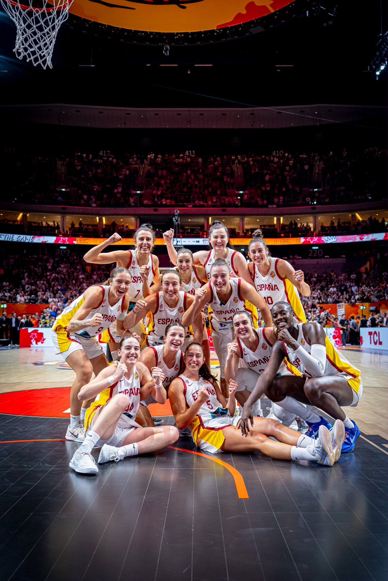 CampoatrasWeb's tweet photo. Gracias por todo el esfuerzo
Gracias por hacernos soñar 
Gracias por un bronce con sabor a oro en el futuro 
Gracias chicas de @BaloncestoESP https://t.co/ldo2d39o7z