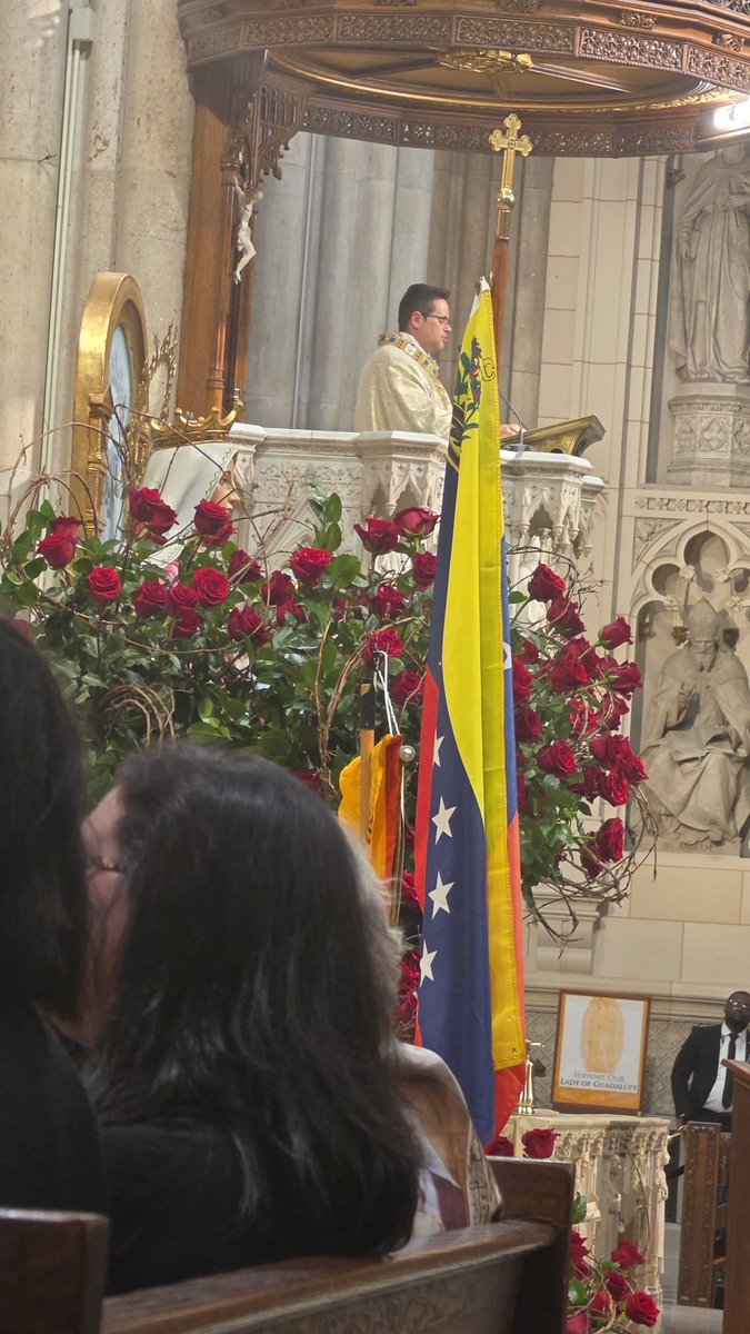 maibortpetit's tweet photo. 🙏🇻🇪 FE Y DEVOCIÓN A LA VIRGEN DE COROMOTO EN NUEVA YORK

La comunidad venezolana se reúne en oración para celebrar la Santa Misa en honor a Nuestra Señora de Coromoto, Patrona de Venezuela, en la imponente Catedral de San Patricio, en Manhattan, Nueva York.

Un momento de fe, unión y esperanza para los venezolanos que mantienen viva su devoción a la Virgen de Coromoto, aun lejos de nuestra tierra.

🎥 Videos @maibortpetit