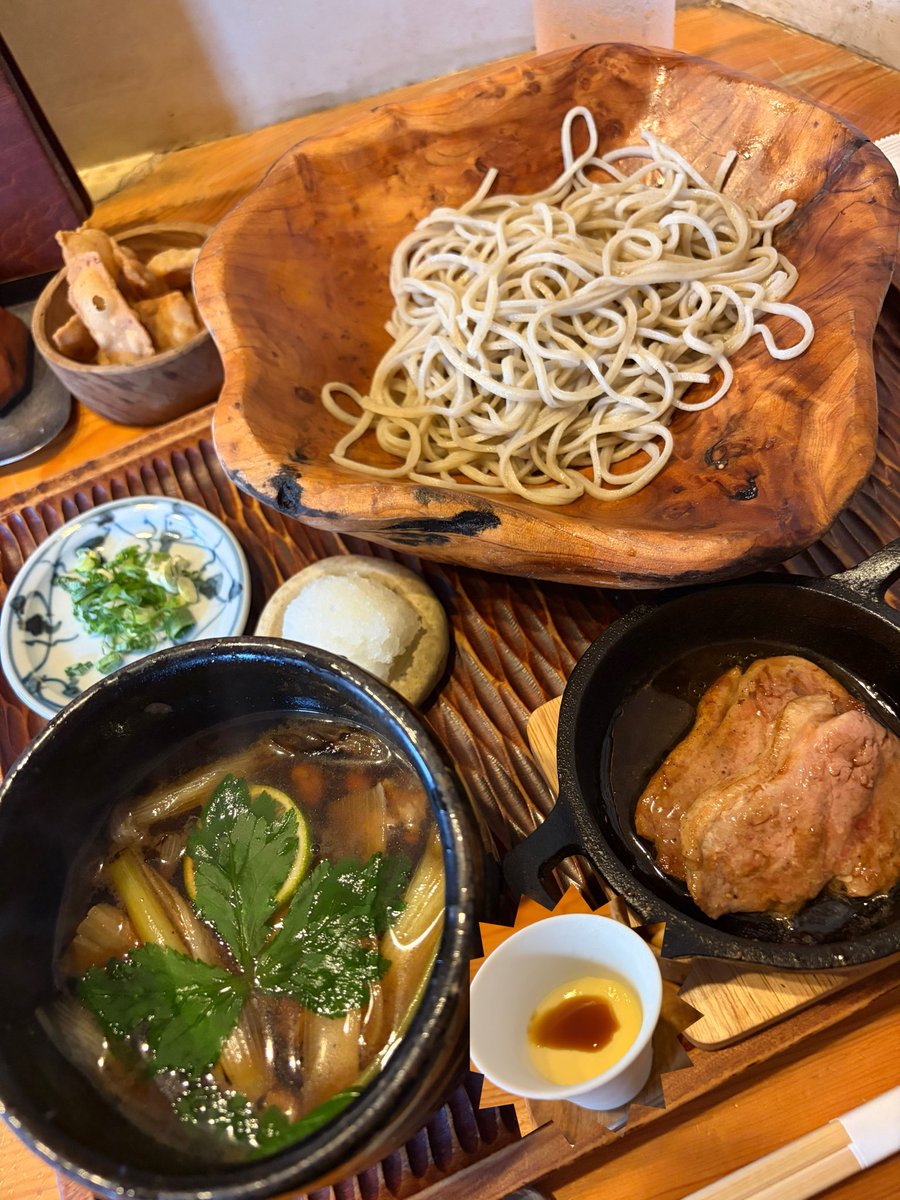hirop_2025's tweet photo. おはようございます☀素敵なお蕎麦屋さん見つけた😍人気あるみたい���す！
入り口に石臼が...😳自家製分してるね
鴨🦆蕎麦をチョイス蕎麦は十割そばで鴨🦆のソティも付いてる、これがマジうまいの😋これで百年の孤独🥃を呑みたかったw🥹蕎麦も美味かった🎵サービス塩プリン🍮美味しすぎて💜滅また行く https://t.co/v6BAoRfmj5