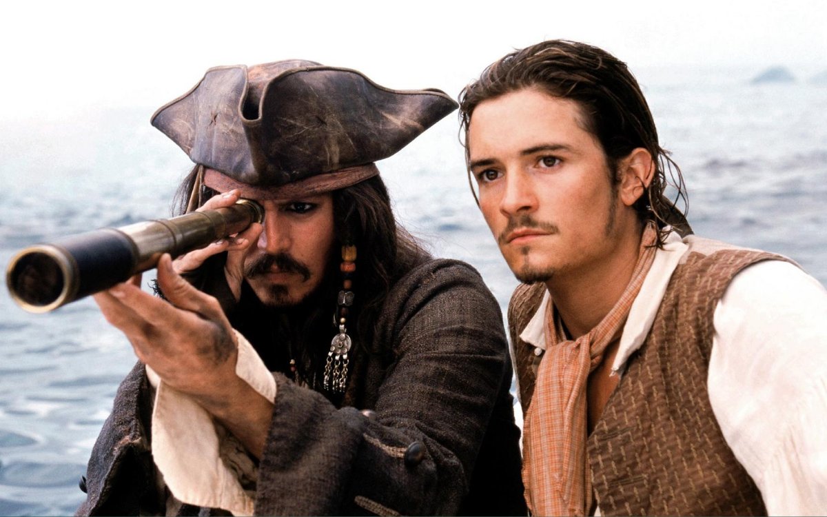ShiYoTendo's tweet photo. 🍿 Pirates des Caraïbes : Orlando Bloom veut retrouver Johnny Depp

Orlando Bloom confirme être toujours en contact avec Johnny Depp et avoir régulièrement évoqué avec lui la possibilité de retrouver l’univers de Pirates des Caraïbes.

L’acteur estime qu’une réunion de la distribution originale serait possible, alors que Jerry Bruckheimer a récemment indiqué que le retour de Johnny Depp dans le sixième film restait envisageable.

Orlando Bloom avait déjà expliqué qu’il aimerait voir « tout le monde » revenir pour cette nouvelle aventure.

Vous aimeriez revoir Will Turner et Jack Sparrow réunis ?

📍 Source : @EW