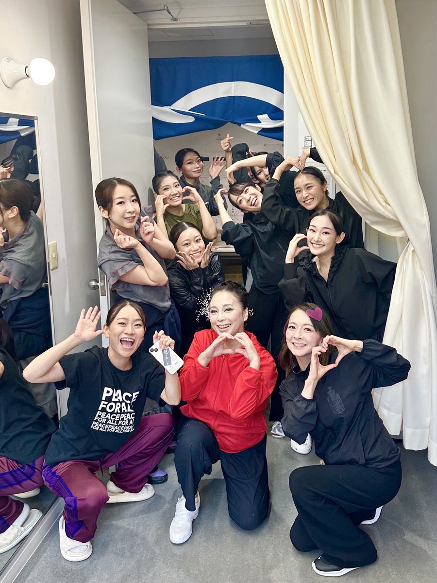 iryo_rumi's tweet photo. プレビュー。初日。昨日の
お昼公演。

みなさんの頑張りとサポートで、無事に幕を開けることが
でき、舞台が走りだしました。

見届けてくださって、
本当にありがとうございます。

メッセージ。
大切に読ませていただいて
います✨

本日は、１３時公演です。

��よりお待ちしています💐

#ミュージカルアニオー姫
#井料瑠美