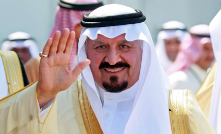 ALfalehaaa's tweet photo. كان الأمير سلطان في مُخيّمه الربيعي بصُحبة الشيخ ناصر الشثري - رحمهما الله جميعًا - وجَمْعٍ مِن حاشية الأمير، وفي أحد الأيام أساء أحدُ الحاشية التصرّف عند الأمير، فغضب عليه، واشتدّ ونهَرَه .. وكان الشيخ ناصر يشاهد الموقف، لكنّه لَزِم الصمت .. وعندما حان وقت صلاة المغرب تَقدّم الشيخُ للصلاة بهم .. وقرأ قوله تعالى:(وَالْكَاظِمِينَ الْغَيْظَ وَالْعَافِينَ عَنِ النَّاسِ وَاللَّهُ يُحِبُّ الْمُحْسِنِين)، وعندما انتهت الصلاة .. وبعد لحظات نظر الأمير إلى الشيخ، وأومأ برأسه مُبتسِمًا، وقال: أنا أعرف قصدك يا شيخ ناصر .. رُدُّوا ذاك الرجل وأخبروه ألا يعود لفِعْلَتِه، وقد عفوتُ عنه.