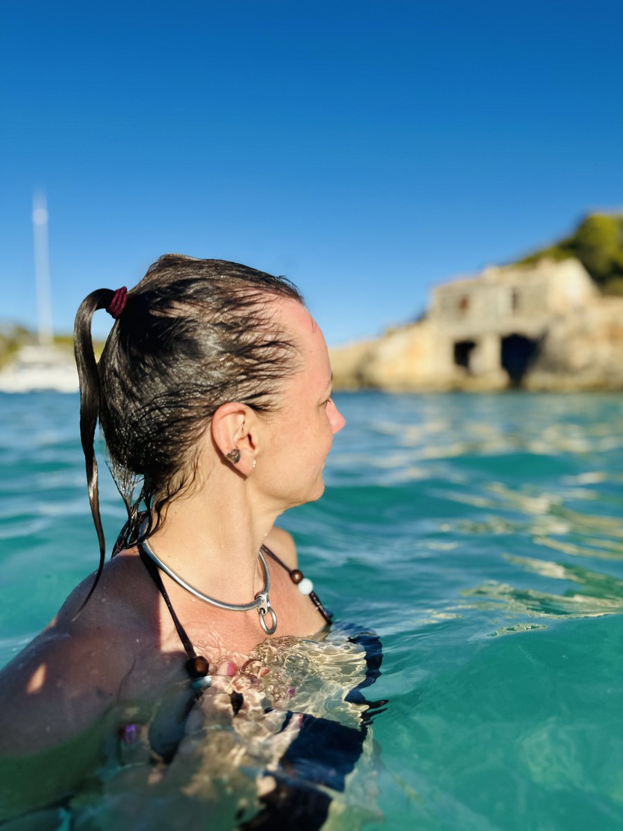 kinky_kingqueen's tweet photo. Sunshine on her skin, water surrounding her body and her collar firmly in place. Even on vacation, the Queen never forgets who she belongs to β and she loves exactly this combination of freedom and devotion. πβοΈπ¦
#KinkyKingAndQueen #CollaredQueen #Owned #KinkyCouple https://t.co/6GEhOV50ba