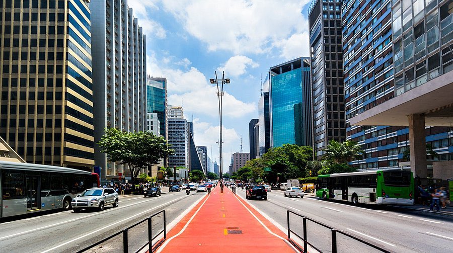rainbowbts's tweet photo. pras armys que vão turistar por sp e querem usar o metrô, aqui vão alguns lugares turísticos e as estações mais práticas pra chegar:

📍 LIBERDADE 
desça na estação japão-liberdade (linha 1-azul ). a própria estação já fica na região da liberdade. na minha opinião o lugar mais fácil pra se chegar. 

📍 BOM RETIRO 
as estações luz (linhas 1-azul e 4-amarela) e tiradentes (linha 1-azul) são boas opções, dependendo de qual parte do bairro você quer conhecer. indico descer na tiradentes, só andar um pouquinho e você chega nos restaurantes e na feirinha.  

📍 AV. PAULISTA 
você pode descer na brigadeiro ou trianon-Masp (linha 2-verde). se você for pro MASP, já desce no Trianon-Masp, que fica praticamente em frente ao museu. também dá pra chegar pela consolação(linha 2-verde), que tem integração com a linha 4-amarela pela estação paulista. saindo da estação, você já está na avenida.

📍 MUSEU DO IPIRANGA 
a estação alto do ipiranga (linha 2-verde) é uma das opções de metrô para chegar à região do museu. também dá pra usar a linha 10-turquesa da CPTM (trem) e descer na ipiranga.

📍PARQUE IBIRAPUERA 

uma das opções é pegar a linha 5-lilás e descer na estação AACD-servidor, que fica perto do parque. outra alternativa é fazer a integração com outras linhas do metrô e completar o trajeto de ônibus até o Ibirapuera.
