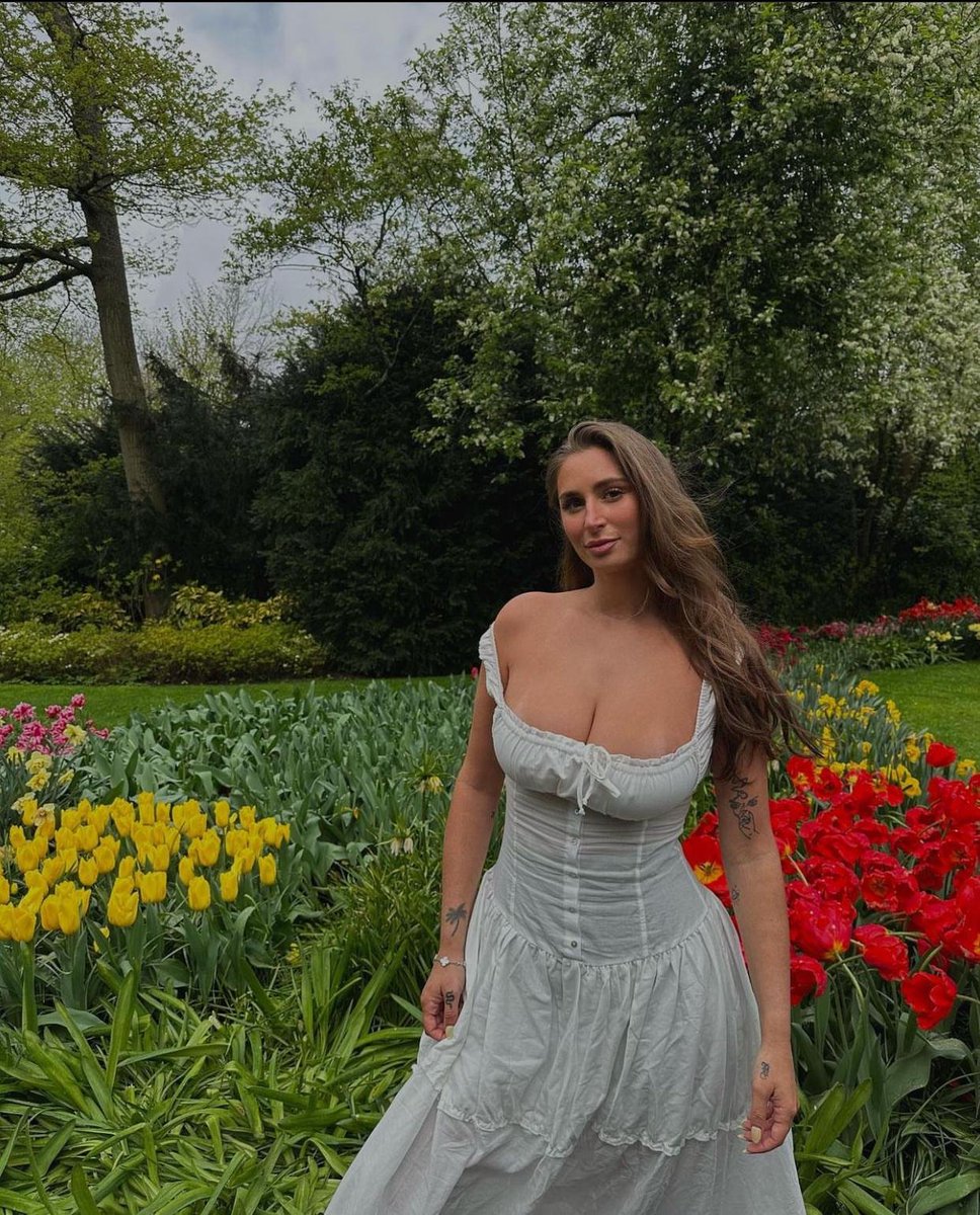 ElizabethW55101's tweet photo. Single, peaceful, and still believing that the right man is out there. I just want something real, honest, and meaningful. ❤️ https://t.co/0BbbB1a6Vr
