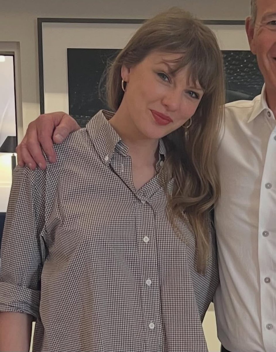 giftedswifted's tweet photo. She looks so English teacher coded here https://t.co/w2AnRsoIV2