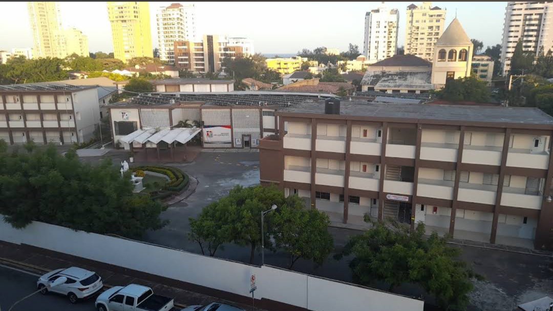 ErmisMissimo's tweet photo. @WilhelmStoritz Eran tiempos más simples, los niños podían jugar sin ningún problema en las afueras, se puede apreciar que la parroquia todavía no había sido construida y no se necesitaban paredes... #DeLaSalle https://t.co/Ms2upzMeya