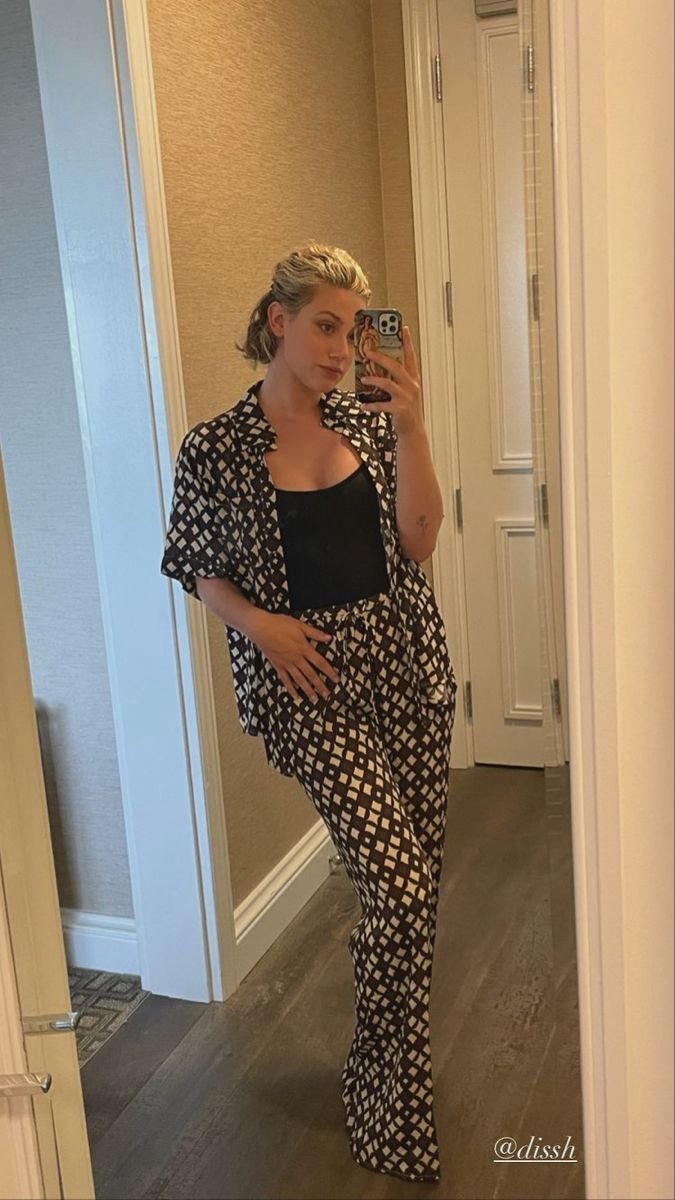 ElizabethJkud5's tweet photo. I'm so beautiful but I don't have a boyfriend I just need a good man that will come over my life and I will spend all my life with him and also share what I have with him 😞😞 https://t.co/ZzfbJG7OD9