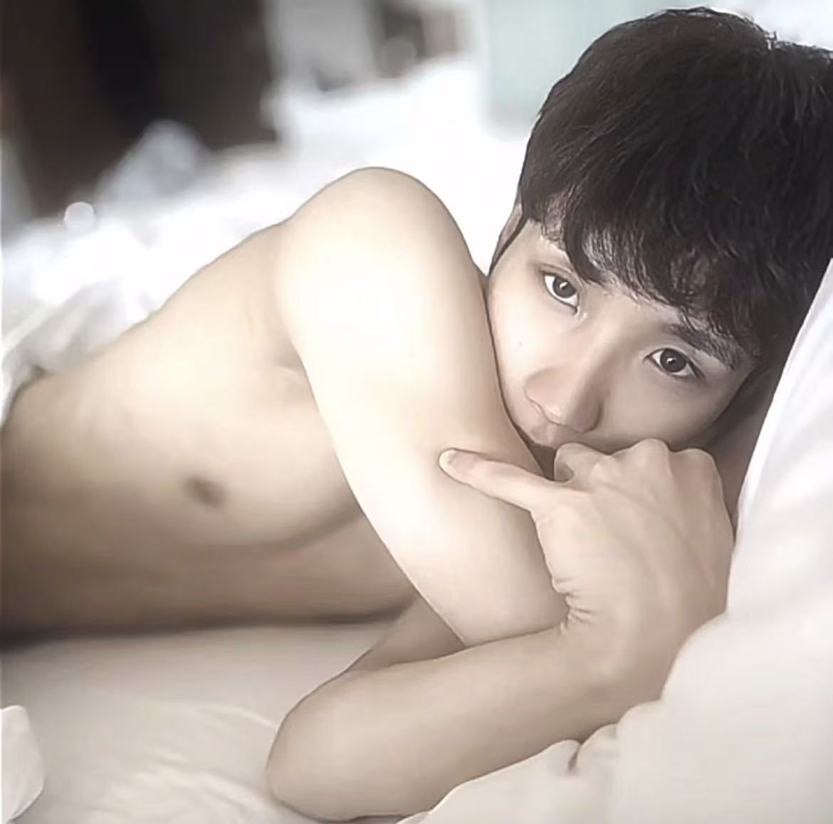 cloverain_in's tweet photo. 小梅真是我看过所有男优里最符合1im小狗男的…浑然天成啊，瘦到那种程度还有薄薄的腹肌和胸，又白又瘦，五官圆但鼻子挺，标准下垂眼，泪痣，甚至声音也完全小狗，被调戏只能哼哼，演啥都一副任人宰割的狗样，看得欲火怒烧，感觉是扇巴掌真会舔手心笑眯眯跟你说谢谢的忠犬，骚不自知的公狗，我梅郁了🚬 https://t.co/jkdoUWEwvl