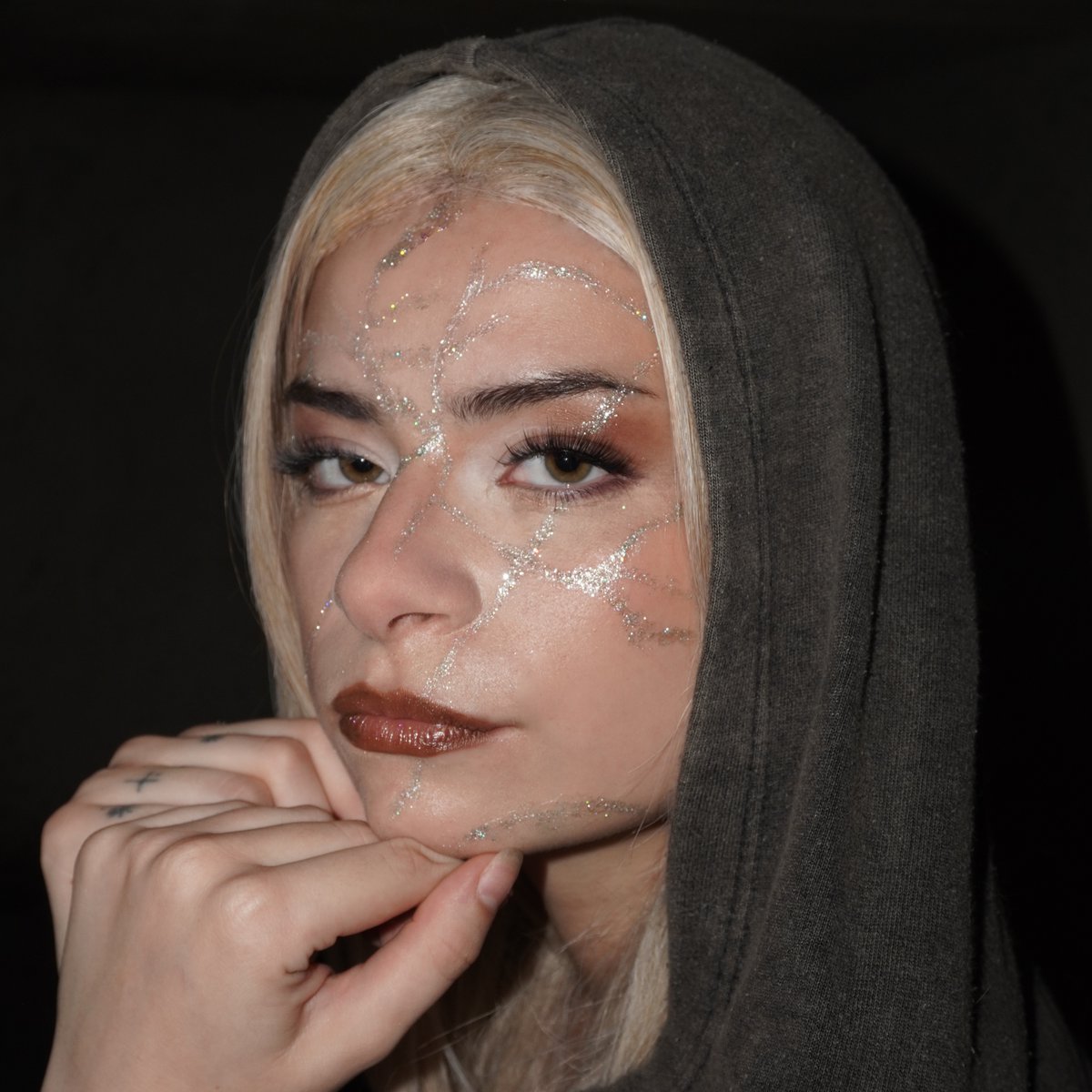 mendezjulia's tweet photo. Qué icónico es esto. Maquillaje y peinado: Mi modelo: @tosclucia Foto: @agus_ottonelli https://t.co/QEkr2bulqE