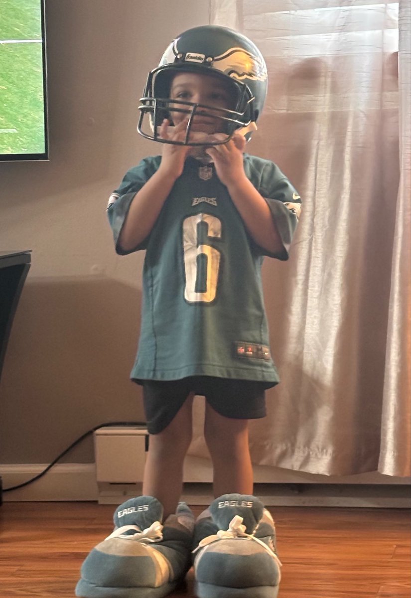 Angelyarlette7's tweet photo. #Gobirds 🦅 https://t.co/IaOoRRKFR1