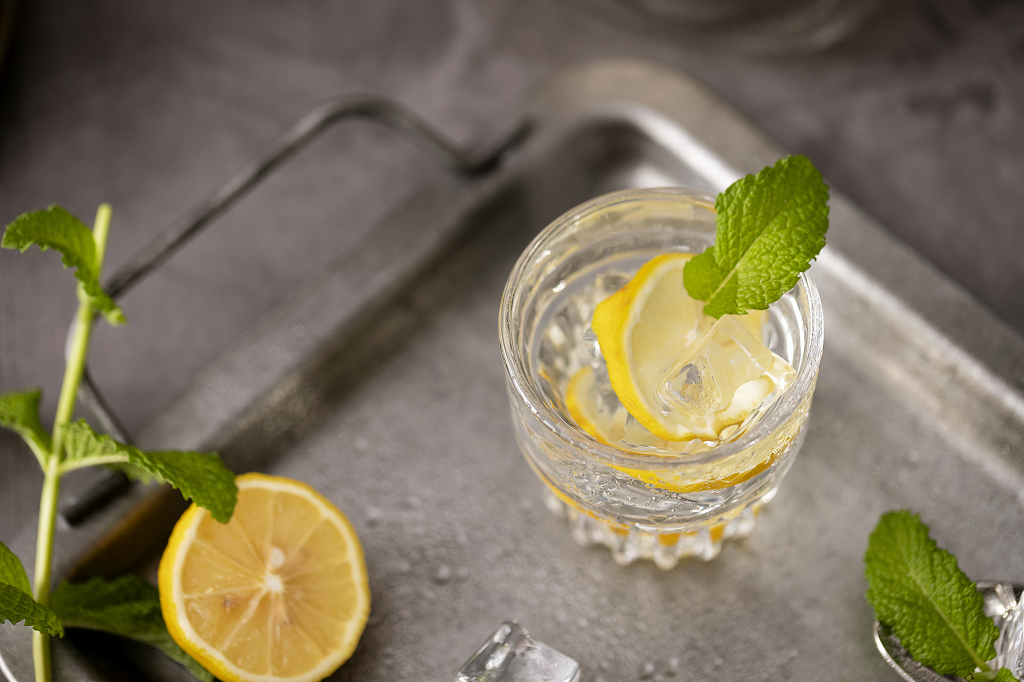 gimsinho9's tweet photo. Hoy te compartimos un quick refrescante de limón con hierbabuena, listo en 5 minutos: mezcla jugo de limón fresco, agua fría, un toque de miel y hielo, ideal para el calor! https://t.co/oPx1oXt3X7