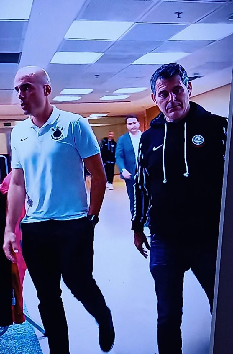 FielNaAlma's tweet photo. Fim do 1T. 

Não vou falar do jogo. Mas sim dessa imagem aqui. A síntese do momento vivido pelo Corinthians. 

INTERVENÇÃO JUDICIAL JÁ! https://t.co/rj1p8Nypdu