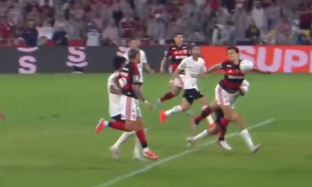 FlaDaNacaoDois's tweet photo. “Era só cabecear” 

A bola literalmente no peito do Pedro. 

Ele vai fazer oq?! 

Vcs pegam implicância sempre com quem faz bem ao Flamengo. 

VTNC.  Criar crise na casa do crl https://t.co/j1C4yUqrFY