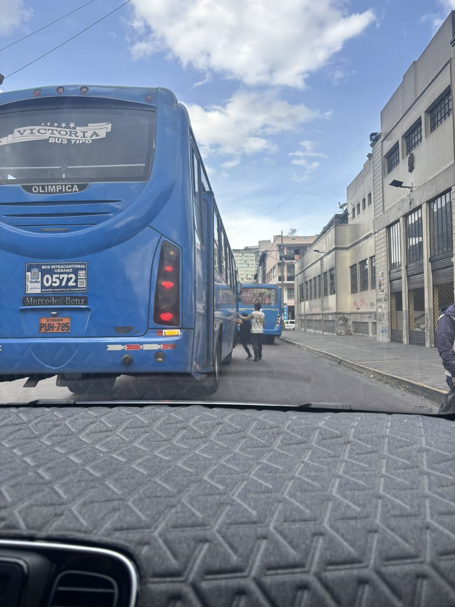 Alenc2601's tweet photo. @movilidadquito_ quieren subir el pasaje y los buseteros hacen lo que les da la gana, hoy en La Marín este bus casi nos choca por hacer carrera con otro bus, aparte que deja y recoge pasajeros en la mitad de la vía @pabelml @WilsonMerinoR @AMT_Quito @amcquito https://t.co/WiWT8Uje7c