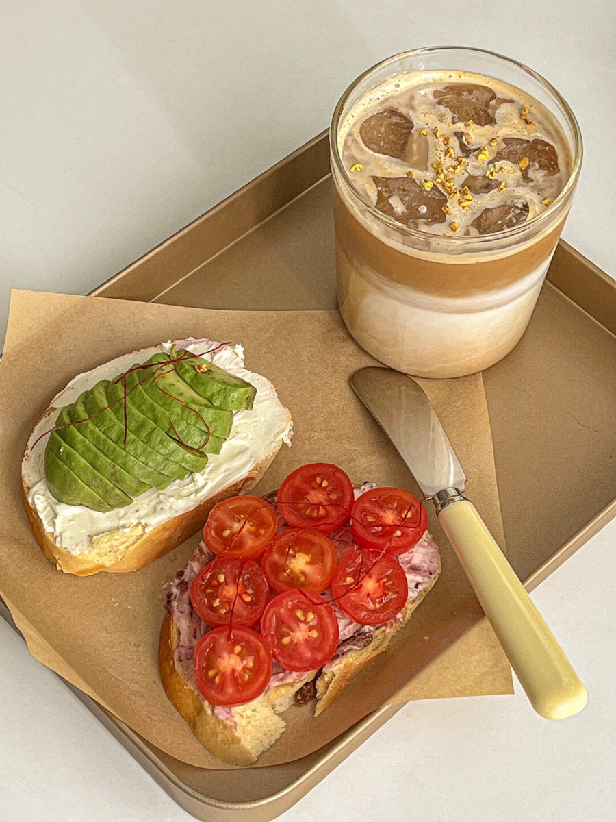 sindong62506972's tweet photo. Desayuno perfecto de hoy: tostadas con aguacate, tomate y un café con leche! https://t.co/BZ8IUgL5eb