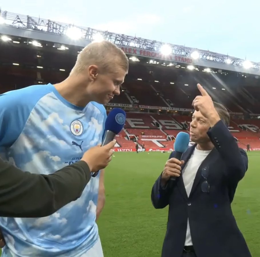 City_Xtra's tweet photo. Paul Dickov: "Erling, can you hear me okay up there, yeah? It's a bit of a distance..."

Erling Haaland: "It's like Crouch and Defoe!"

Paul Dickov: "I'll take that!"

😂 @Erling @OfficialPDickov https://t.co/tNm9vcfzMg