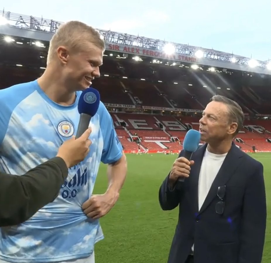 City_Xtra's tweet photo. Paul Dickov: "Erling, can you hear me okay up there, yeah? It's a bit of a distance..."

Erling Haaland: "It's like Crouch and Defoe!"

Paul Dickov: "I'll take that!"

😂 @Erling @OfficialPDickov https://t.co/tNm9vcfzMg